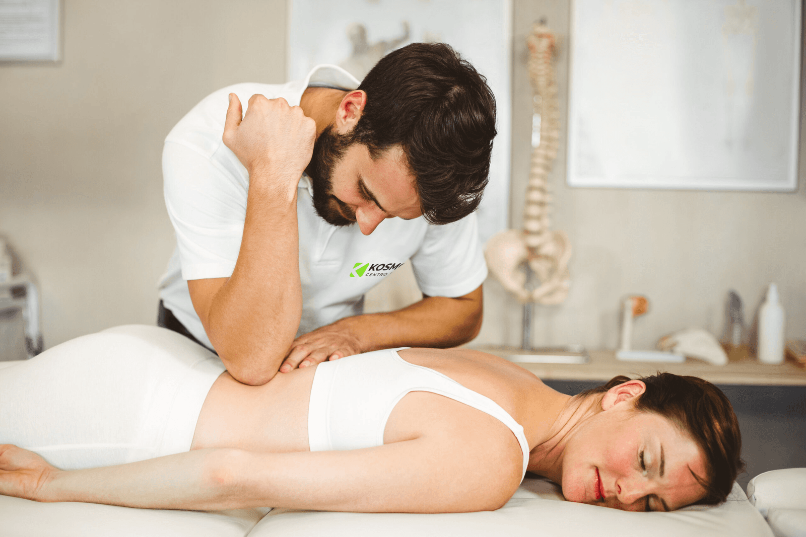 Studenti che imparano tecniche di massaggio